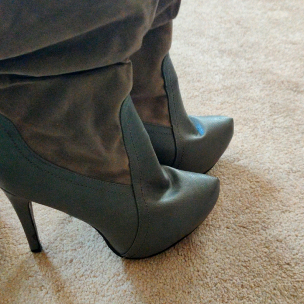 Boot size 9 color grey